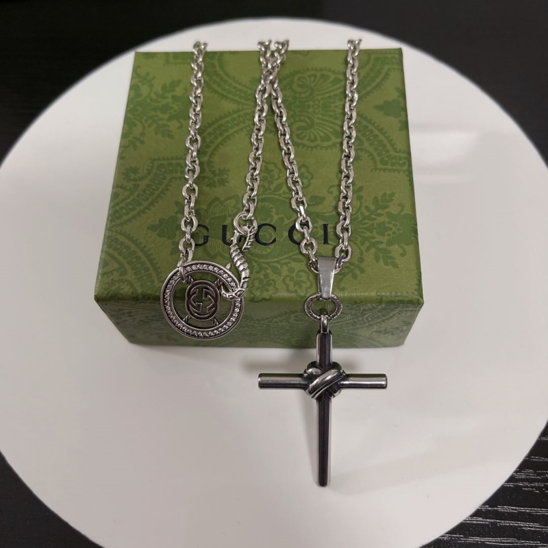 G*u*i necklaces